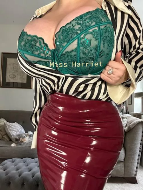 Everyone’s left the office, let me show you something! by Traditional_World_82