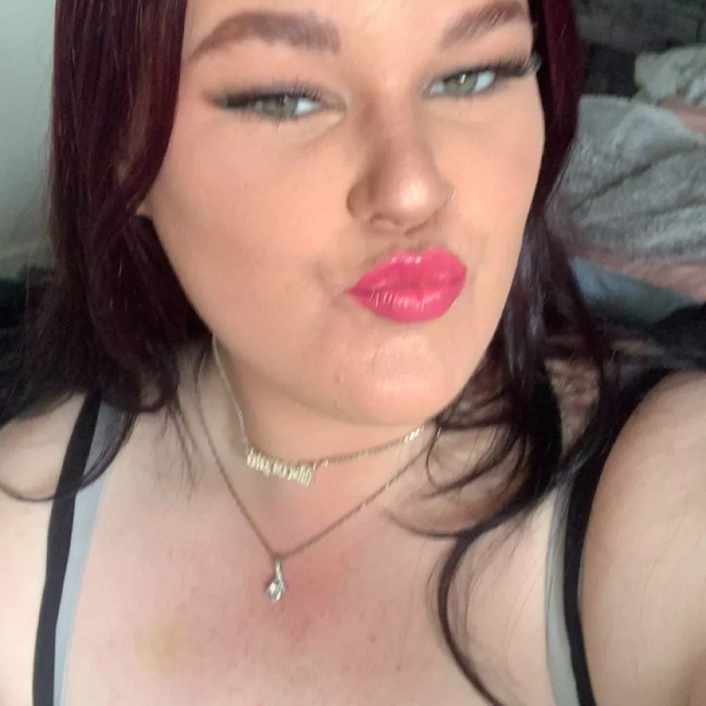 Pink lips posted by Crazyraccoon06