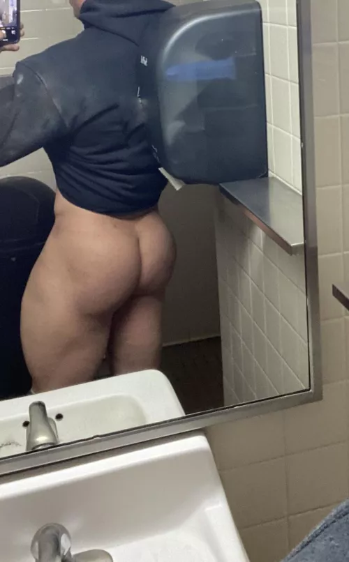 [27] quick drop at work to show my squat made dumpy🍑 by zmane765