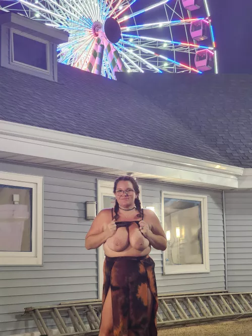 Flashing at the amusement park by RoxyDover