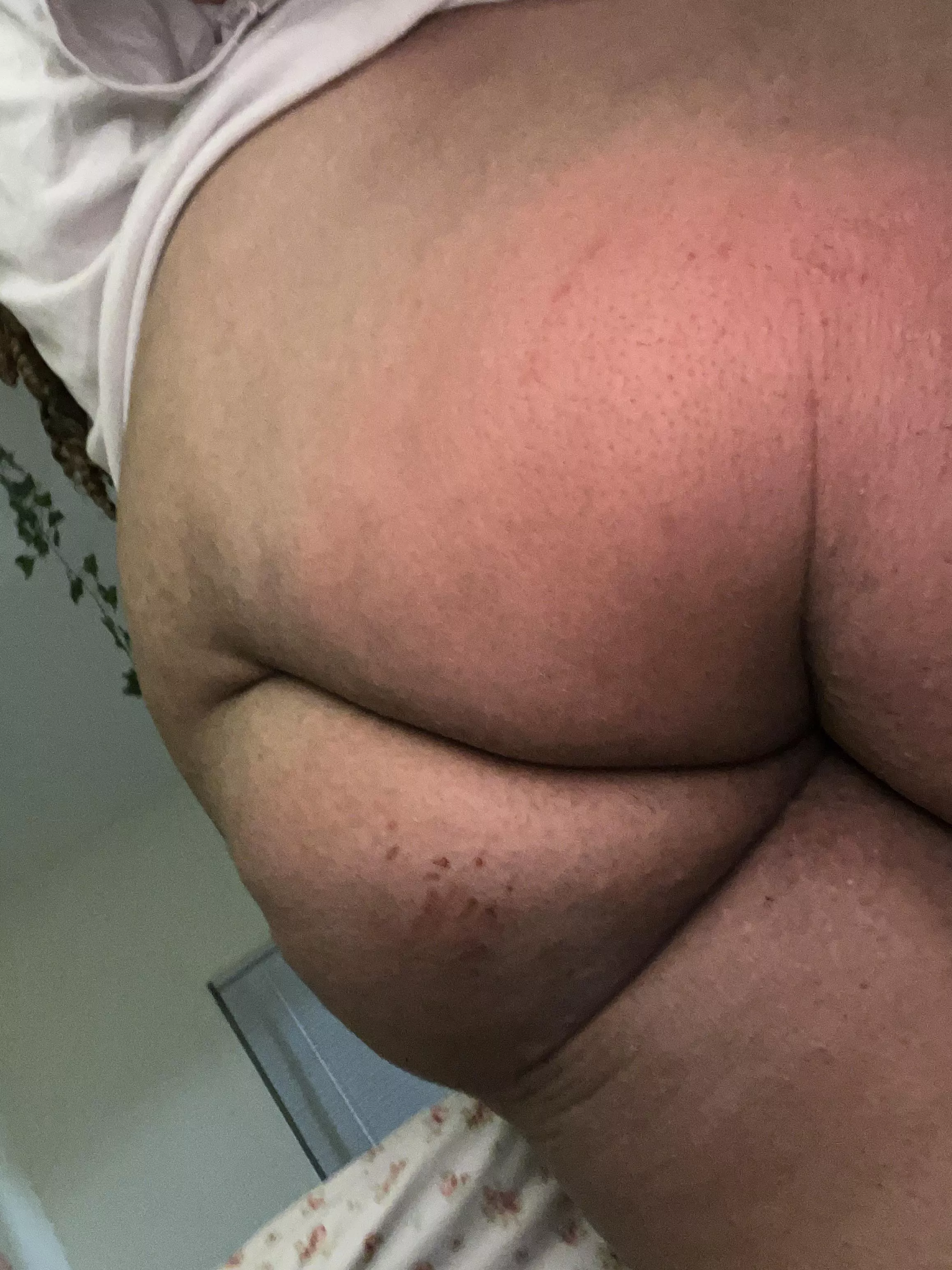 i need my bottom spanked instead of doing it myself ! posted by sophiepics