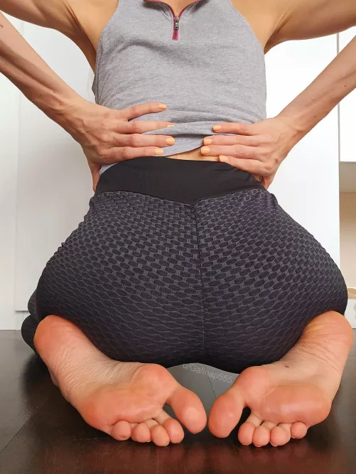 Tight leggings with bare feet and 🍑 view? oc by Galinap555