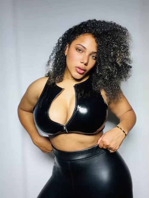 You can look, but you can't touch 😈 by thekixxy