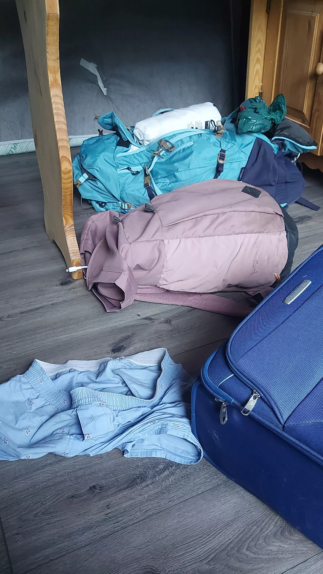 I am in camping with some straight friends. One forgot his boxershort. It smells attractiv. posted by menly_boxershort