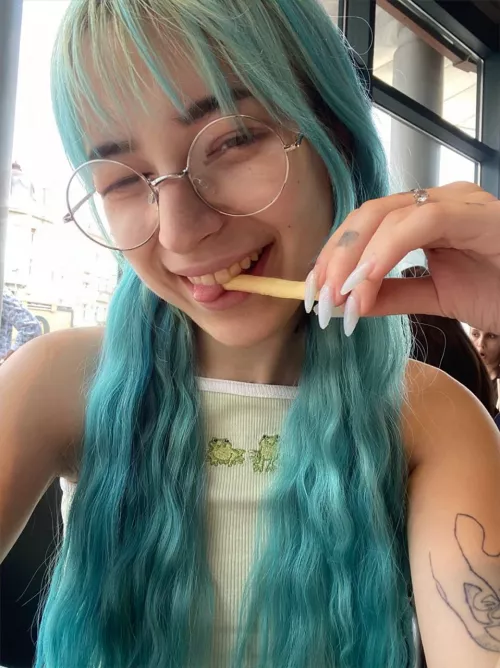 I decided to show off with my new neon hair colour and enjoy my french fries at the same time, I hope you are enjoying your day as I do! hehe by Lanauntouchable