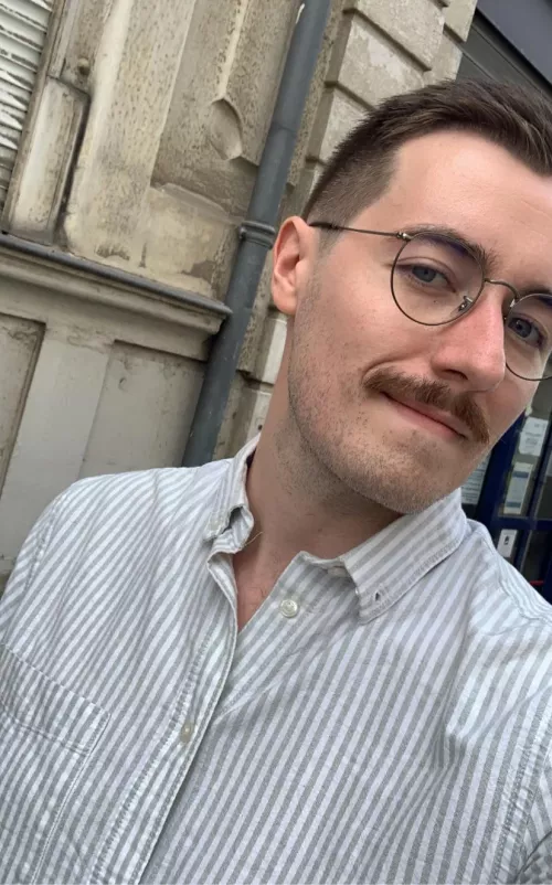 Just your average emotionally wrecked (after watching Heartstopper) French boy by PoIIyPocket