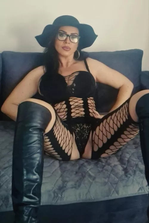 Leaving minds in wonder. 😈💭 #BrunetteSeductress by goddessselinaxo