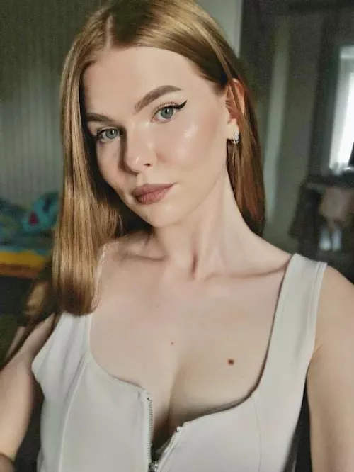 The office distraction.... by iamliiaa