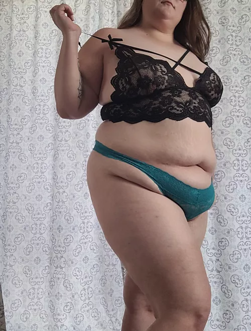 Curves for days 😍 by Frecklefriend