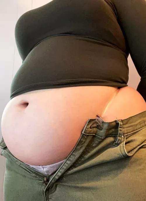 My bf force fed me 4 XL pizzas 3 boxes of chicken wings and 5 milkshakes I didn’t know you could get this bloated by -Finny-Winny-