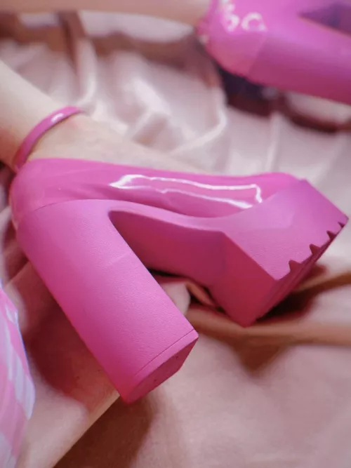 These heels are the cutest by Valuable_Umpire_5925