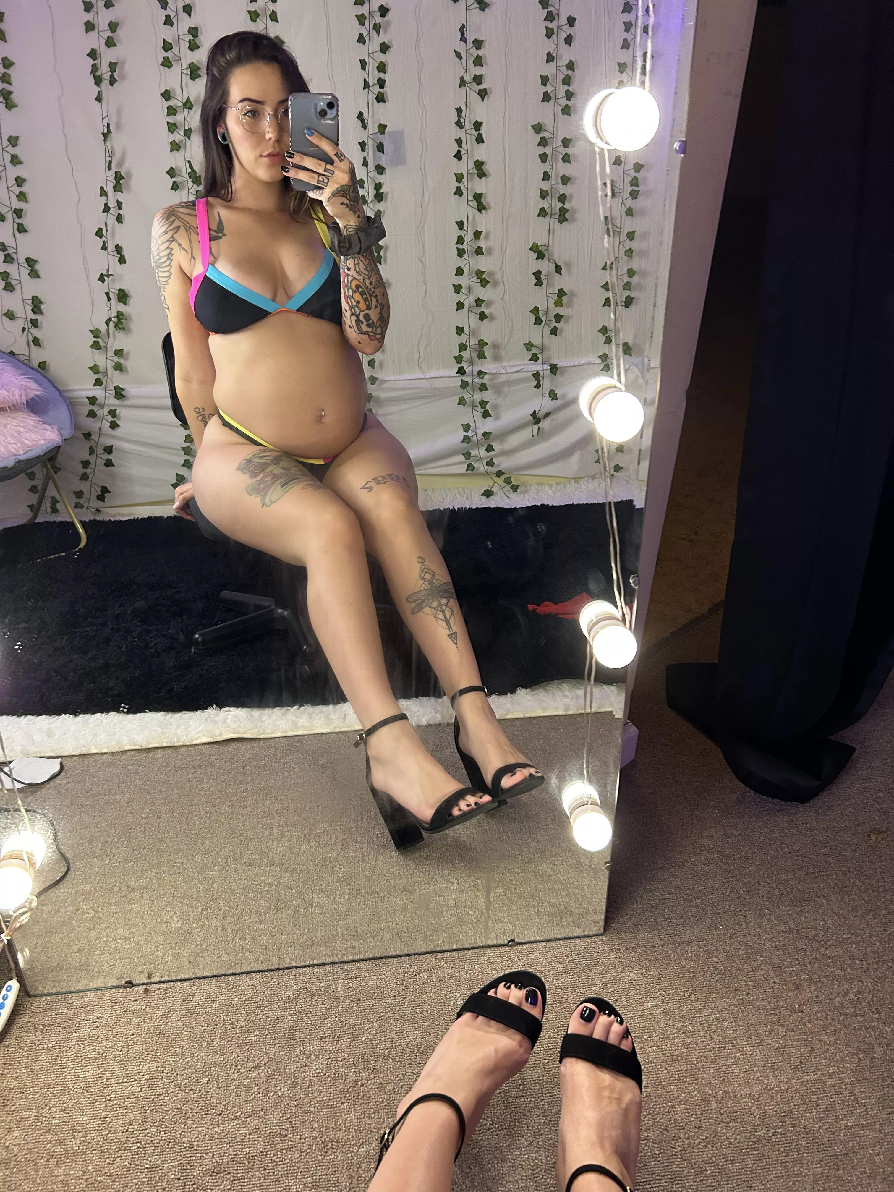 33 weeks pregnant! I might need your help taking my heels off posted by PatriciaWooding