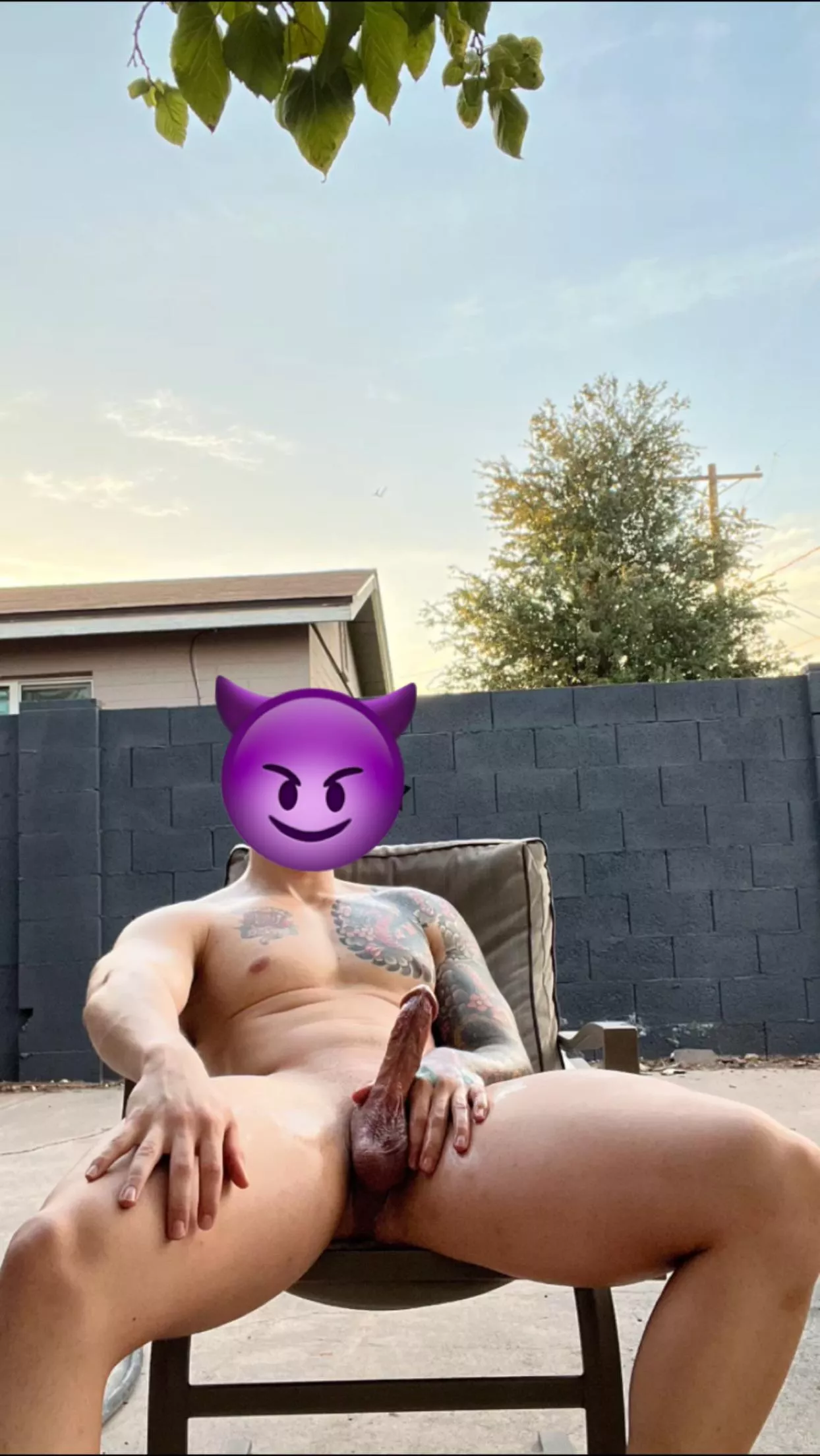 Do you like my big muscular legs?😈 posted by DirtyMuscles