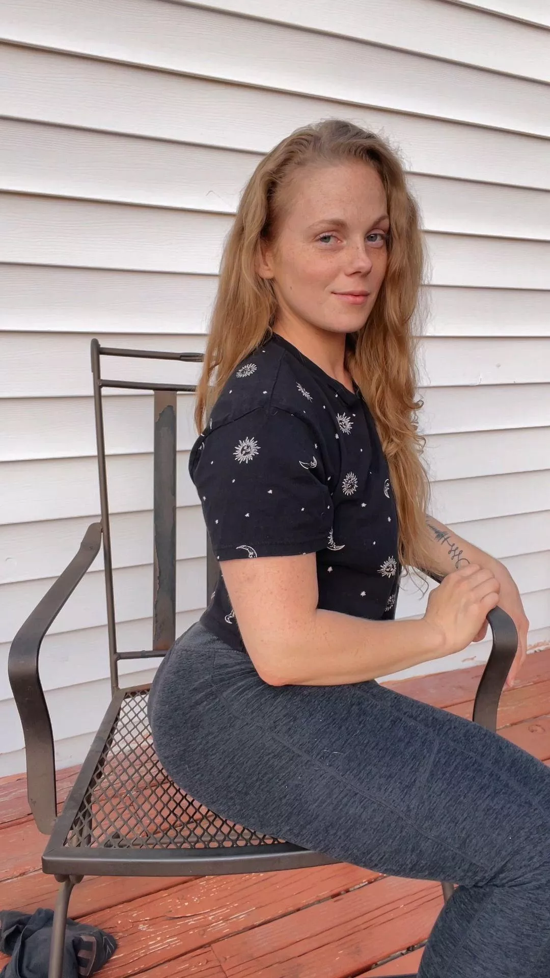 Pull up a chair and sit by me, please [F] posted by Amputeelove