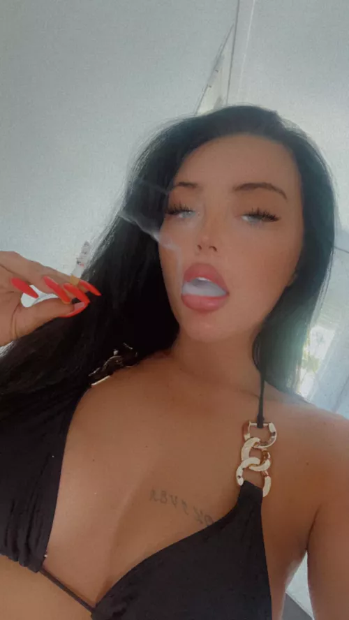 Smoking queen by chelsieminx