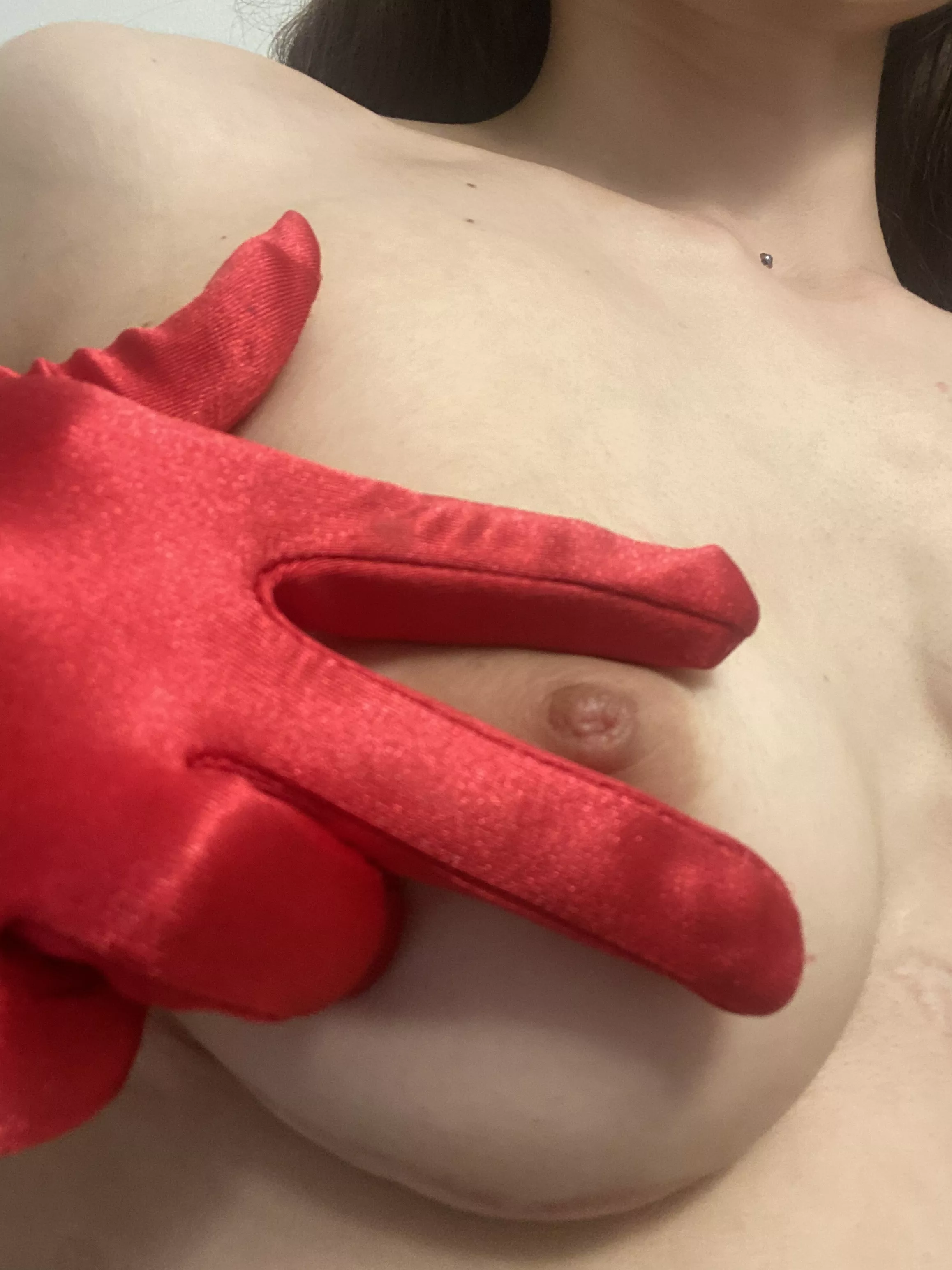 Squeeze my nipples posted by gayHandmaid70