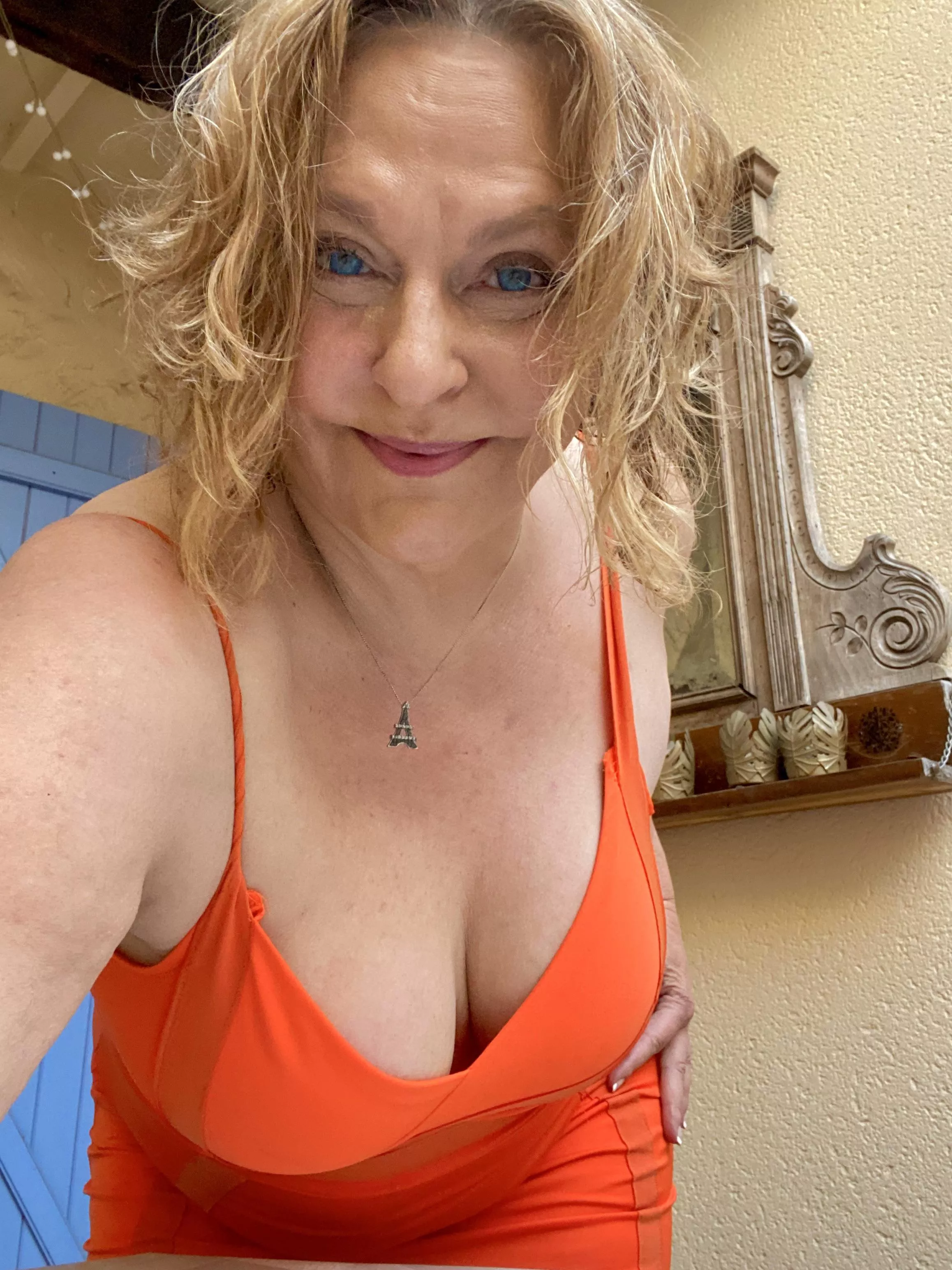 Thanks for stopping by. Can I get you something to drink? nudes |  GLAMOURHOUND.COM