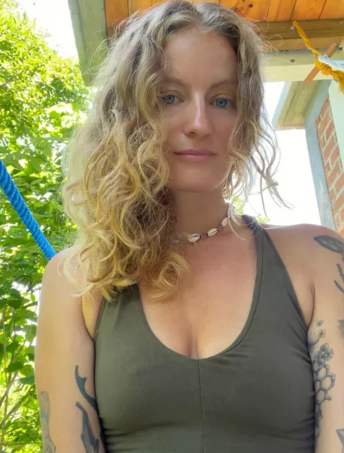 Frizzy hair and no bra life is good by liapixie92