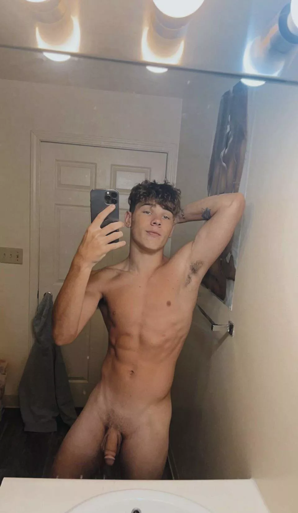 Need someone to make me hard 😈 posted by adwopash