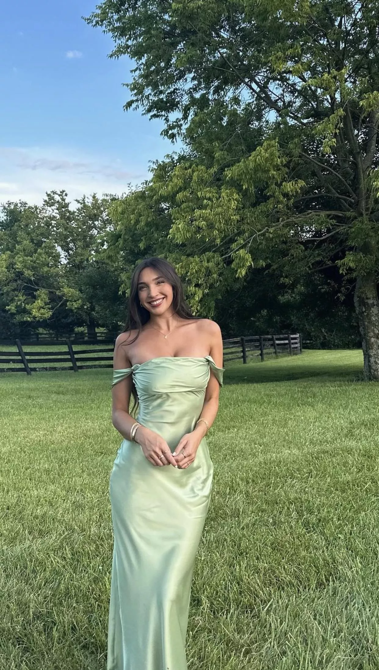 Simple off shoulder posted by theowuriwufoa