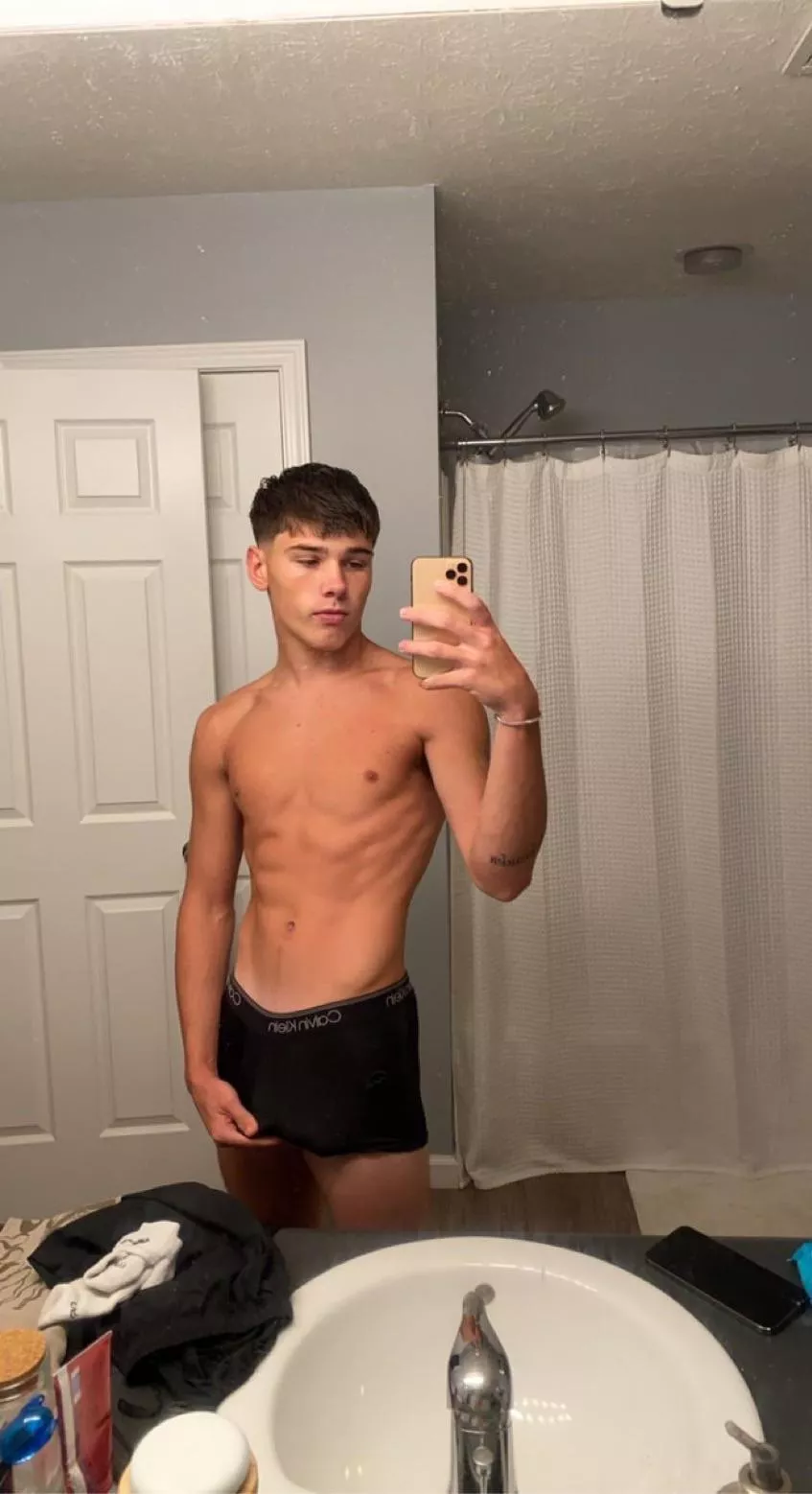 What kinda underwear should I wear ? 👀 posted by adwopash