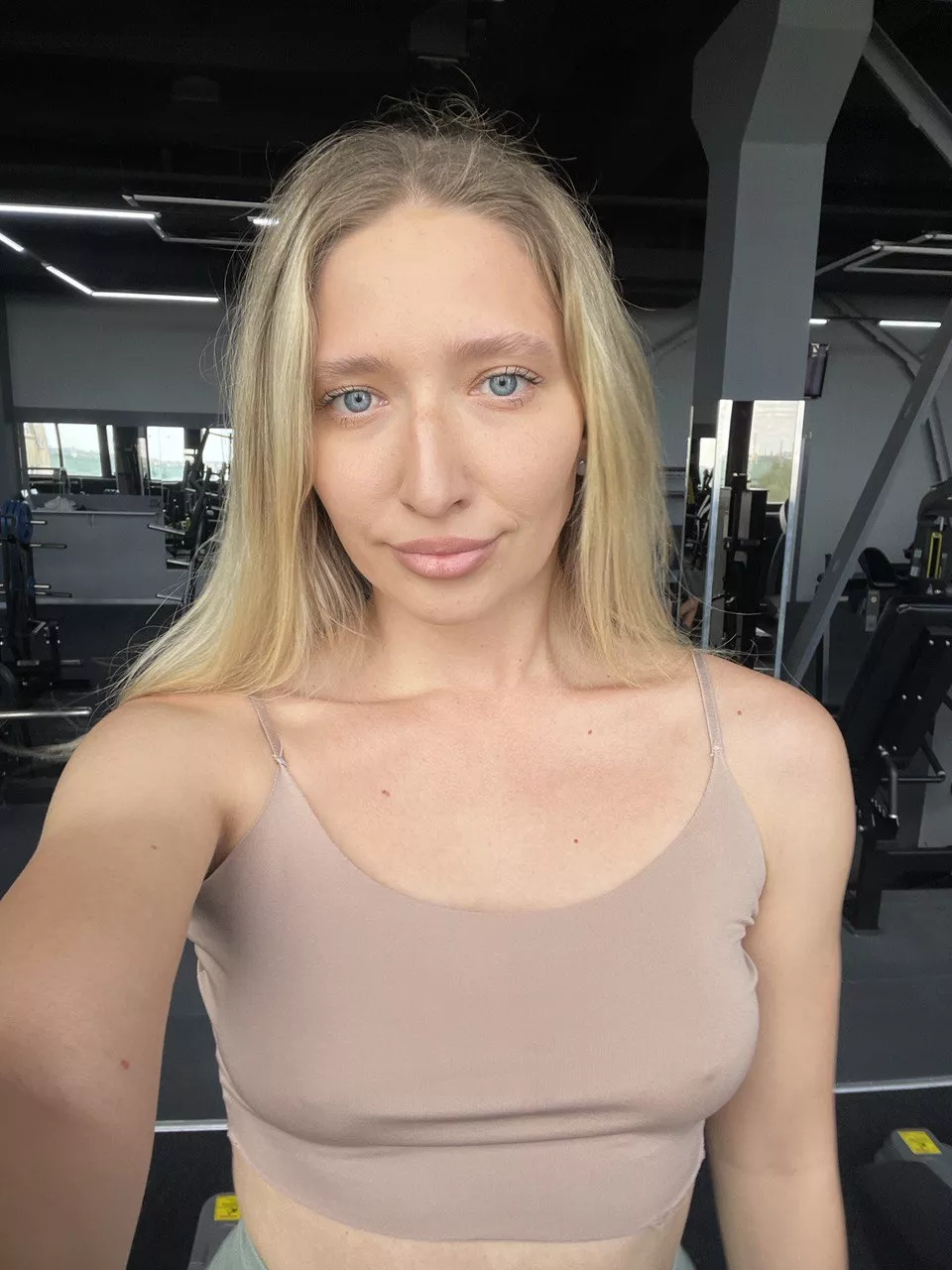 Nobra gym selfie posted by Kkeysi