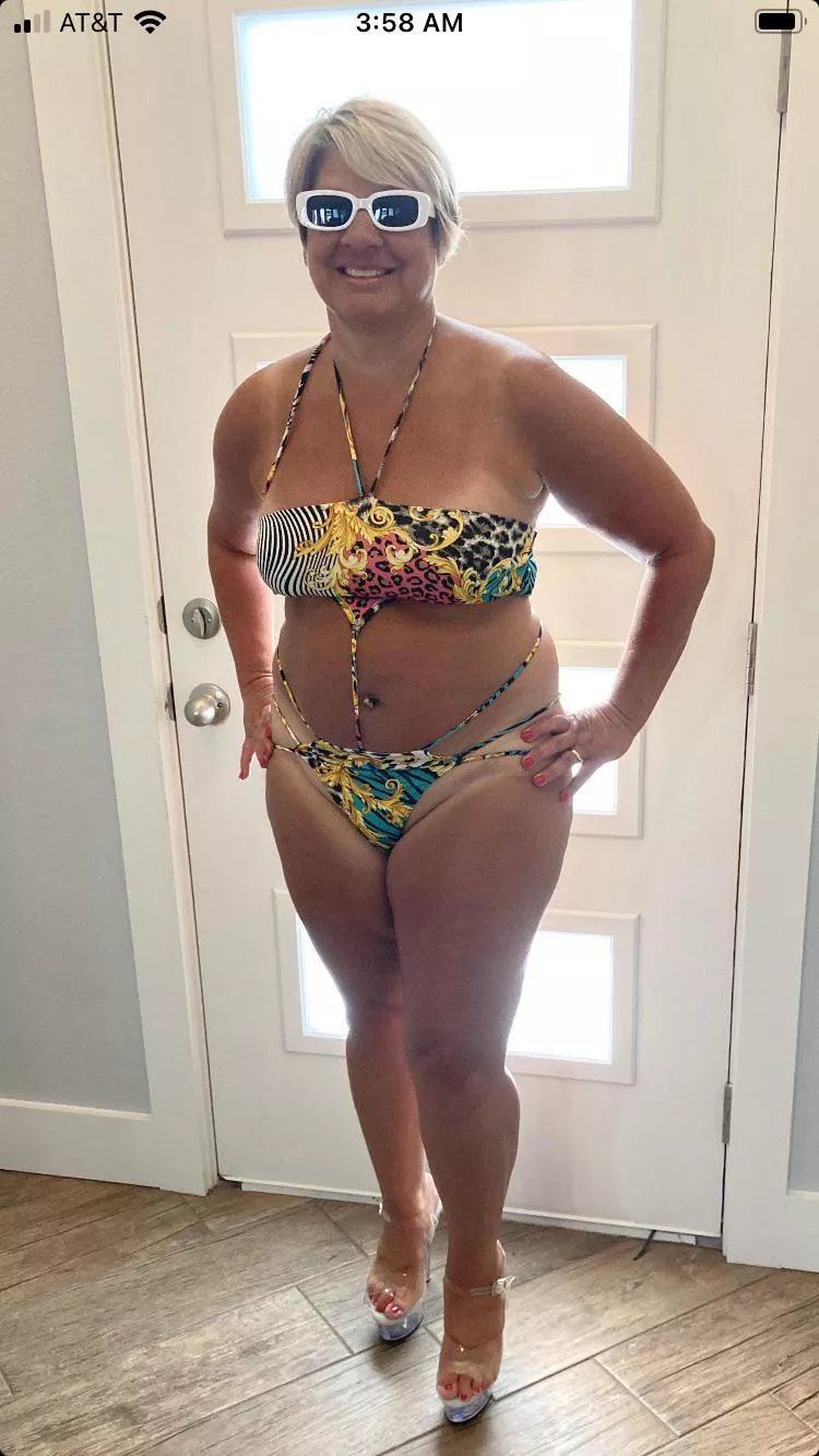 Strutting into Hump Day posted by Saltysylvia