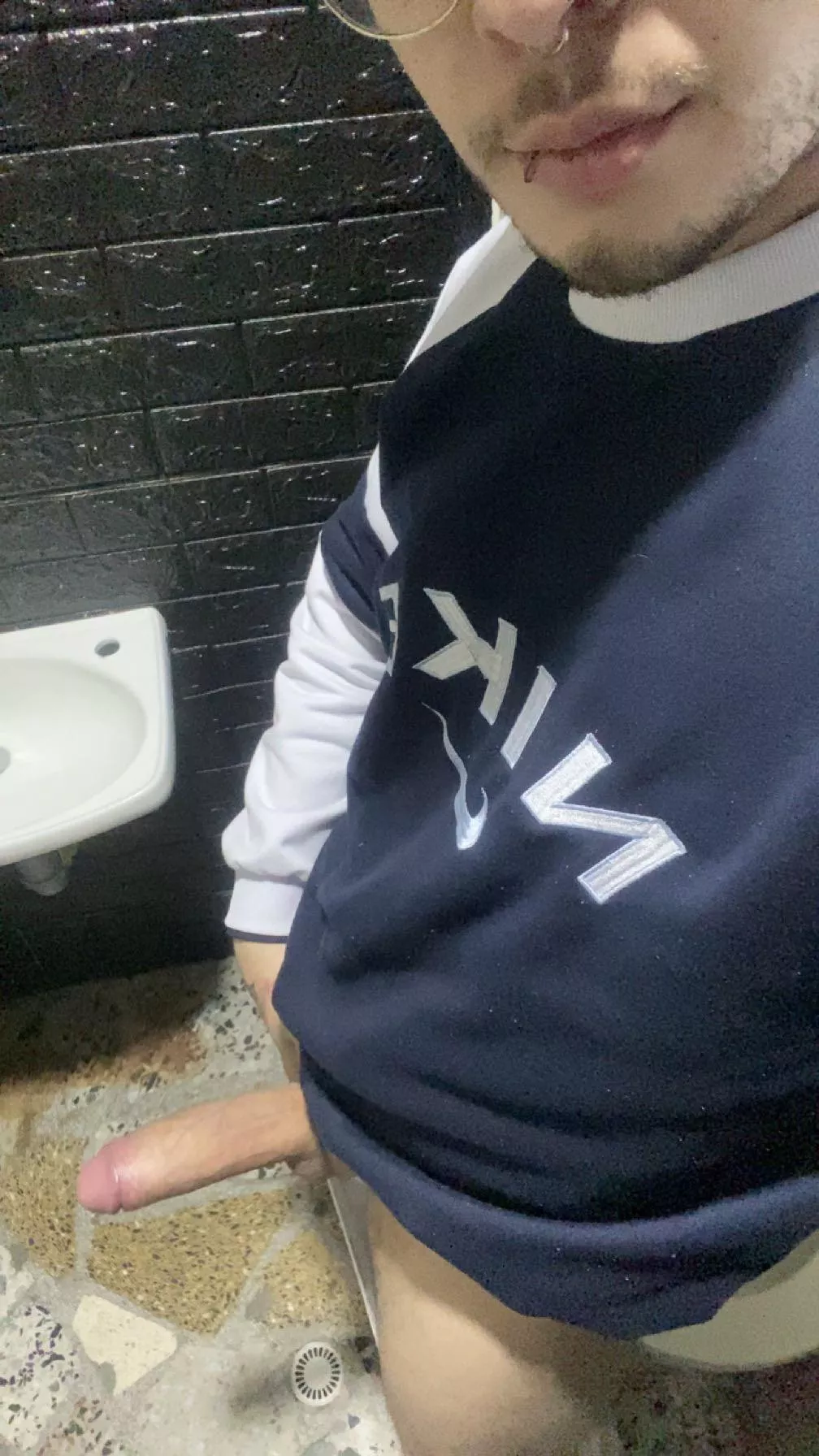 Be honest, would you suck off at the office an 7,5” call center manager? posted by jmanueljj