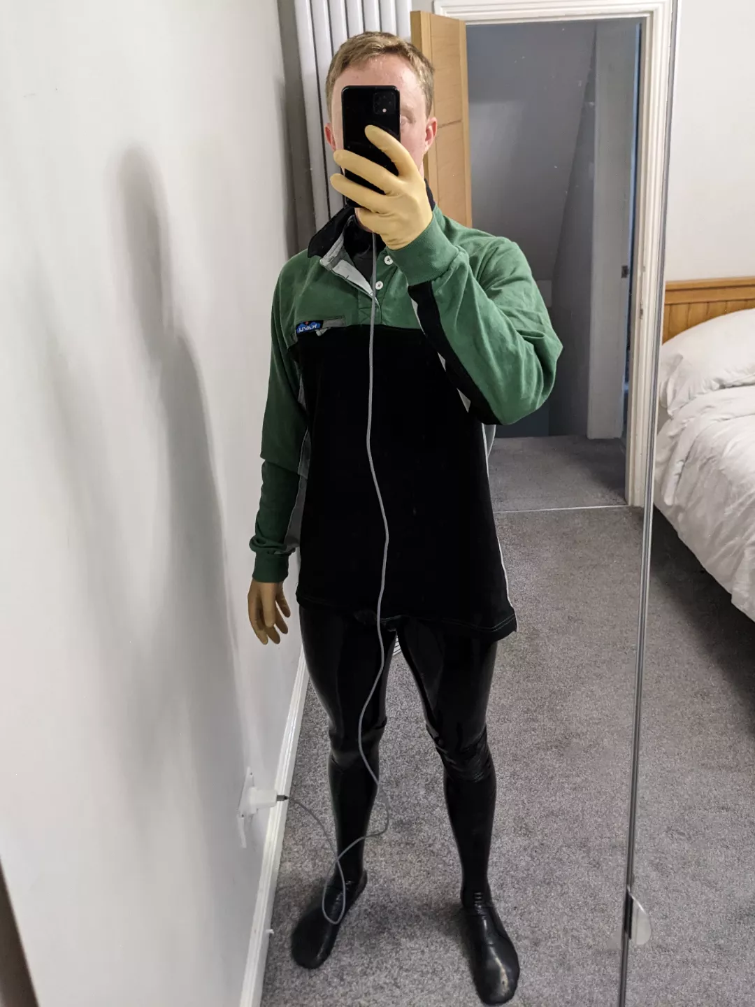 Cleaning the house, shame I don't own an apron! posted by Latex_Jake