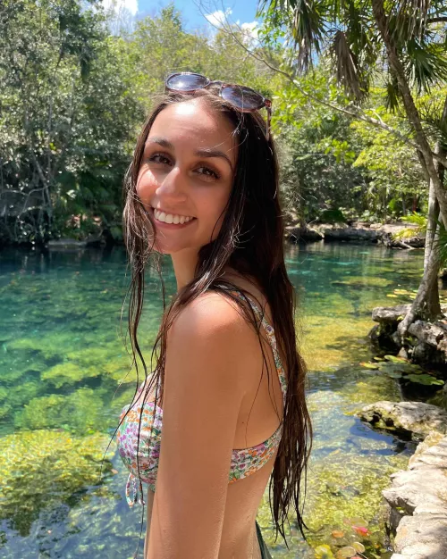 Cute brunette by Brillant_tartiflette