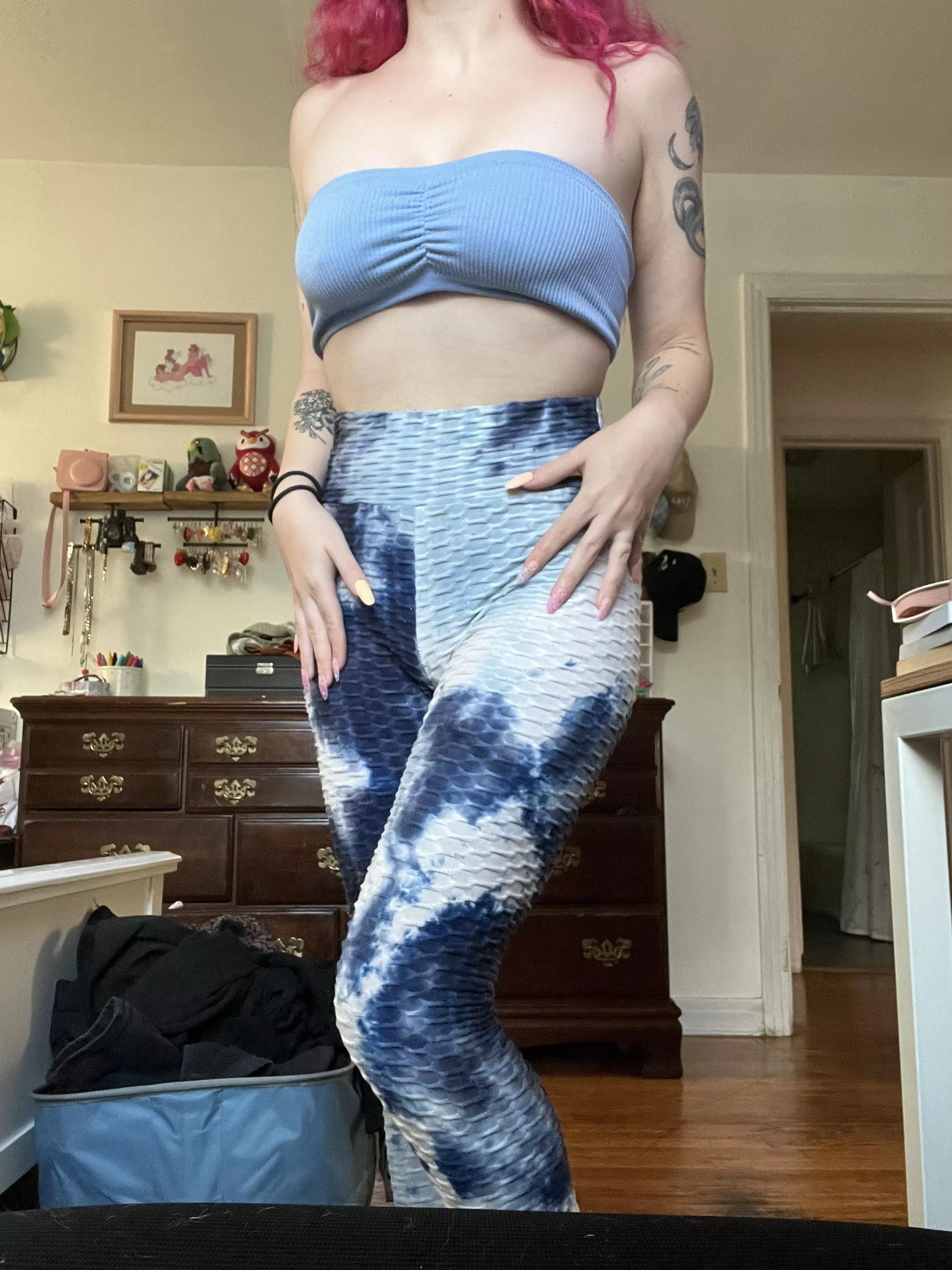 do you like my new leggings? posted by LilRedVelvettt