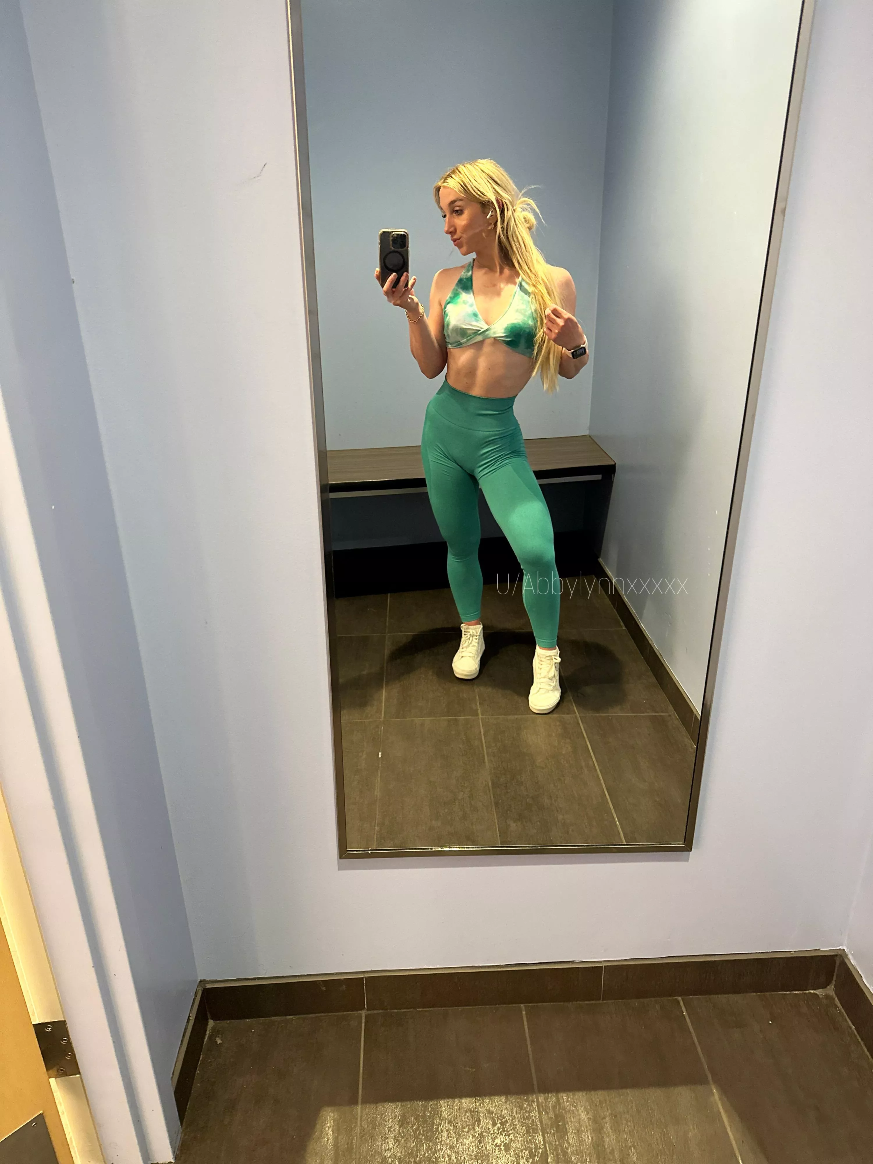 Early morning gym sesh posted by abbylynnxxxxx