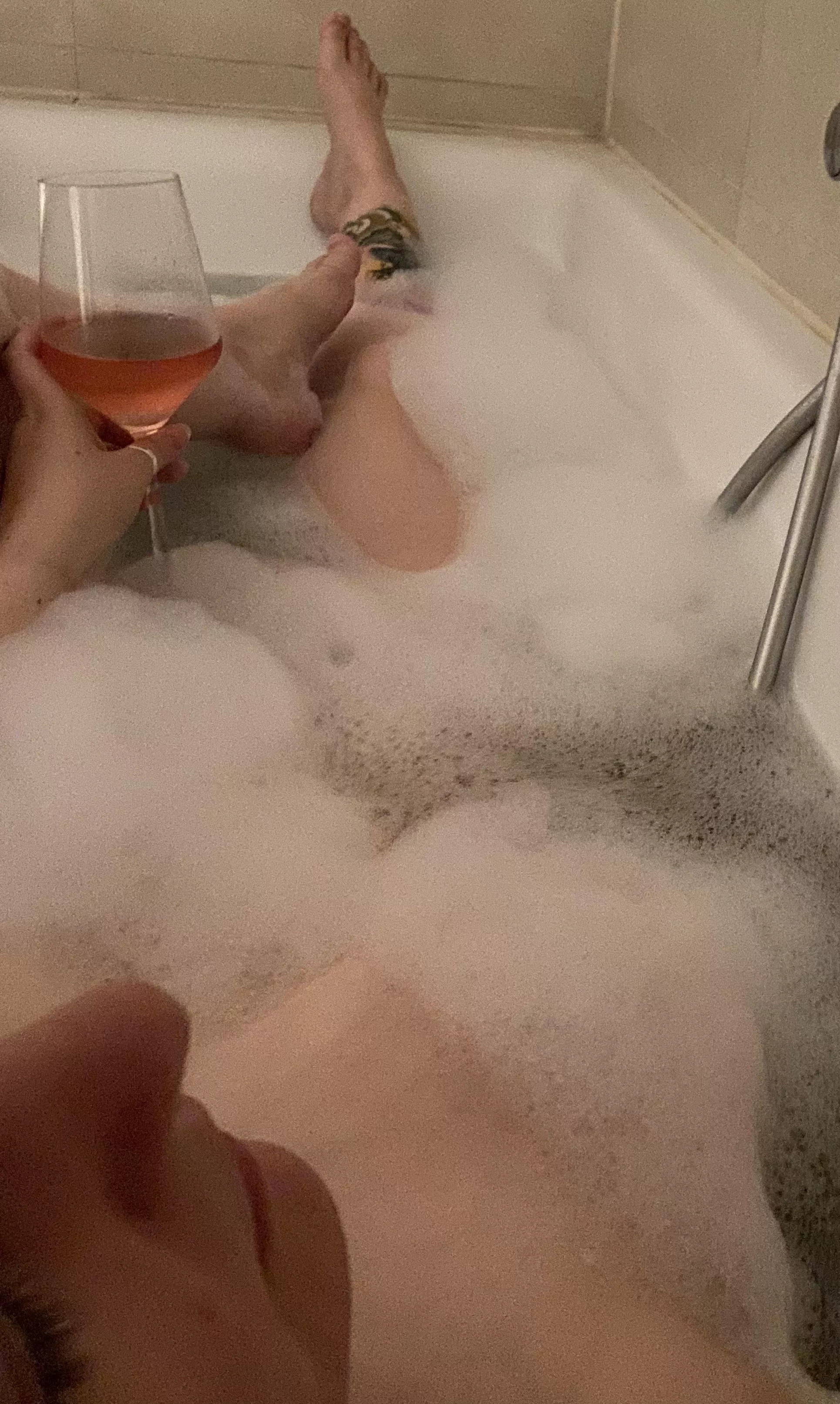 Falling apart There’s nothing real posted by SiNdarElle