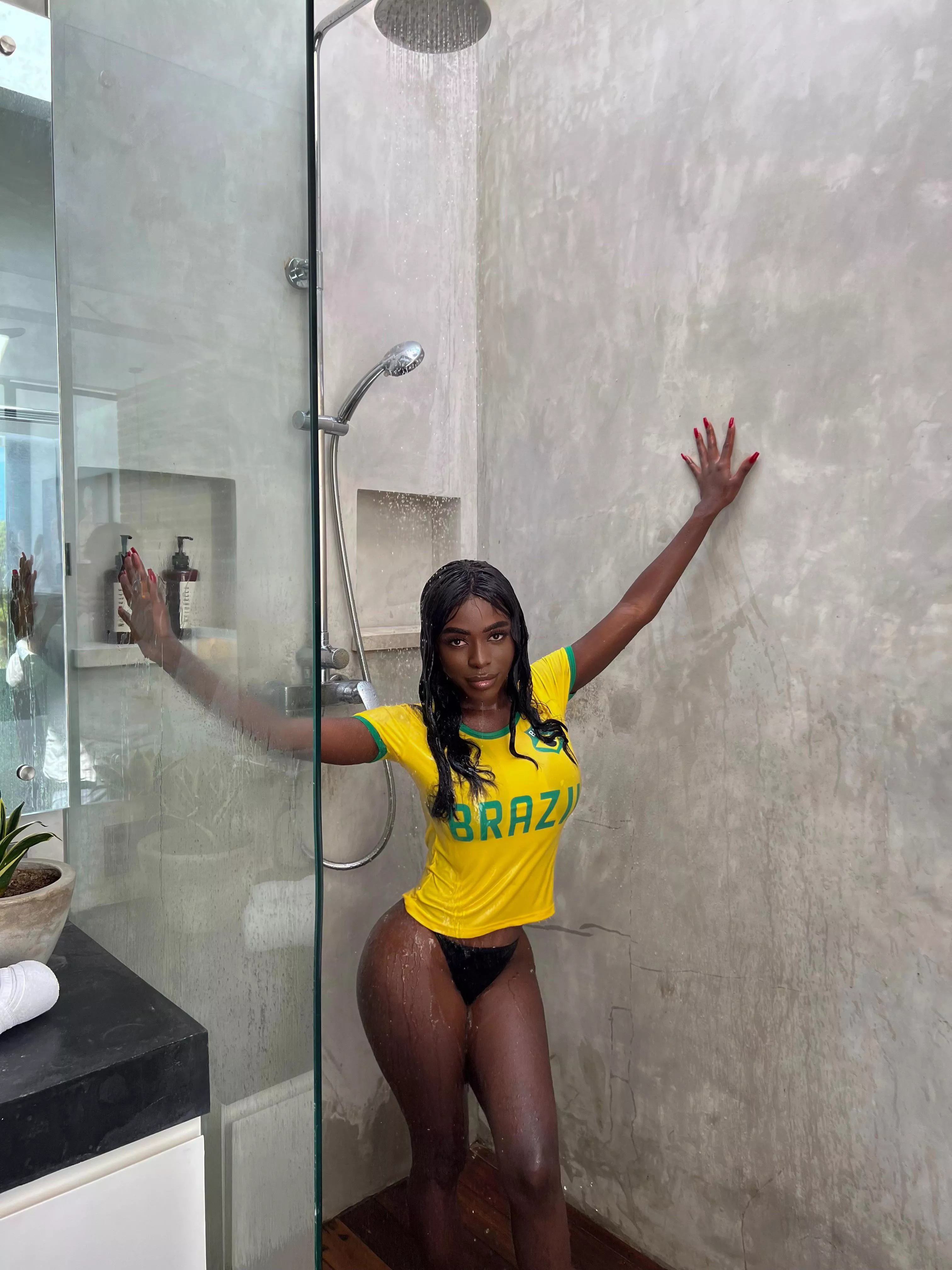 Id love to take a hot shower together 🥵😏 posted by ebonnyqueen