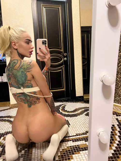 Mommy still got a cute bum by baby_mia96