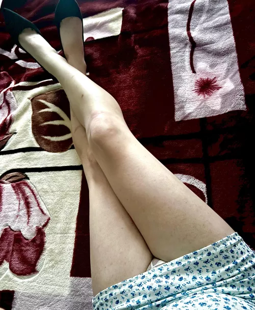 My favourite view, smooth legs and heels, can’t get enough of them😋 by Si55y801