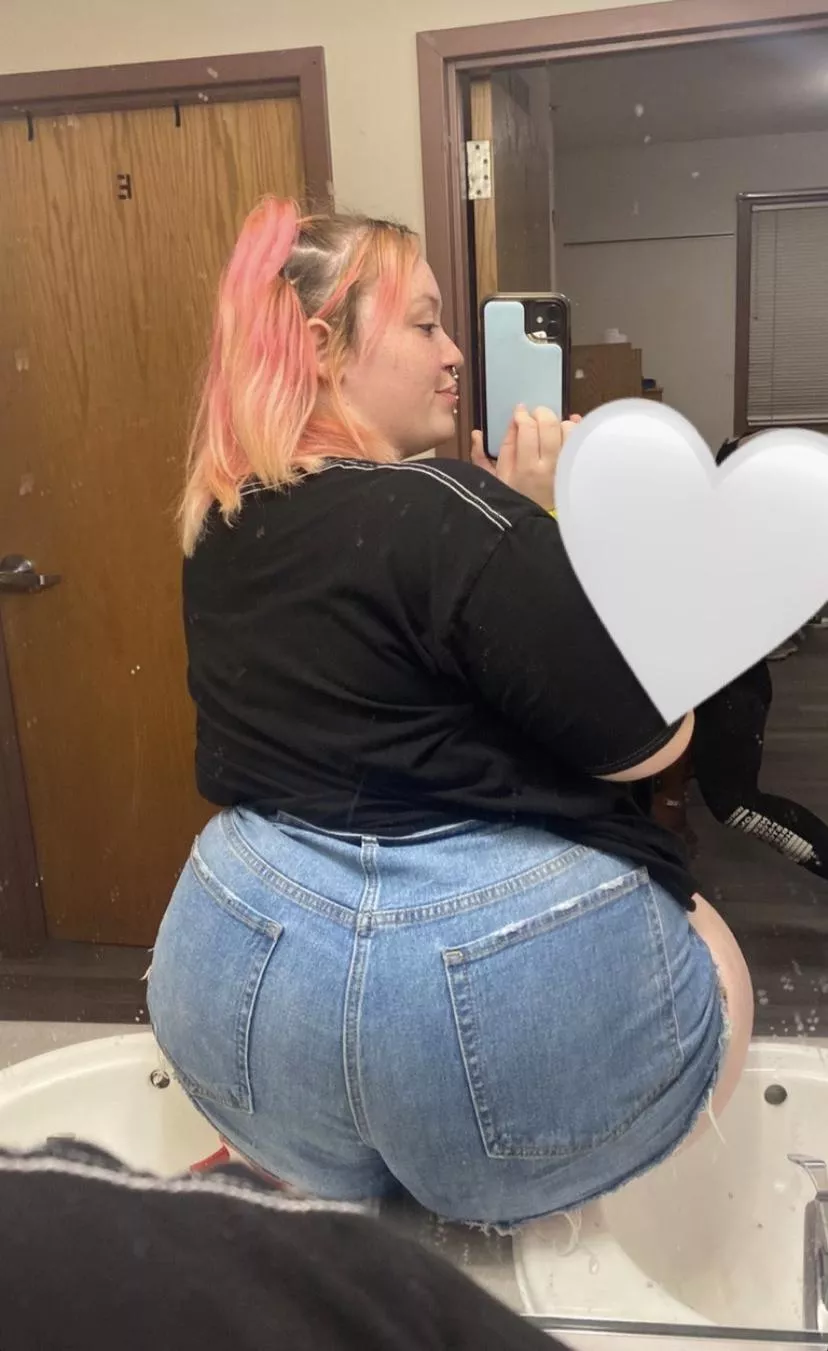 Who wanna put their face in between these asscheeks posted by popishlyHook627