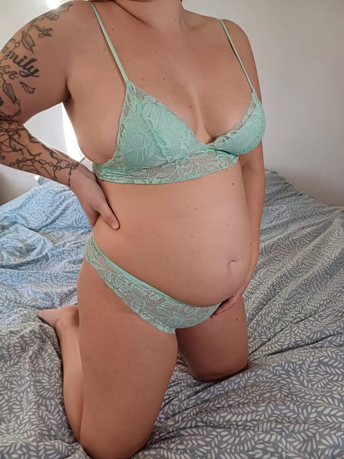 Am I still worth fucking at 13 weeks pregnant 😏? posted by jesspregnancy