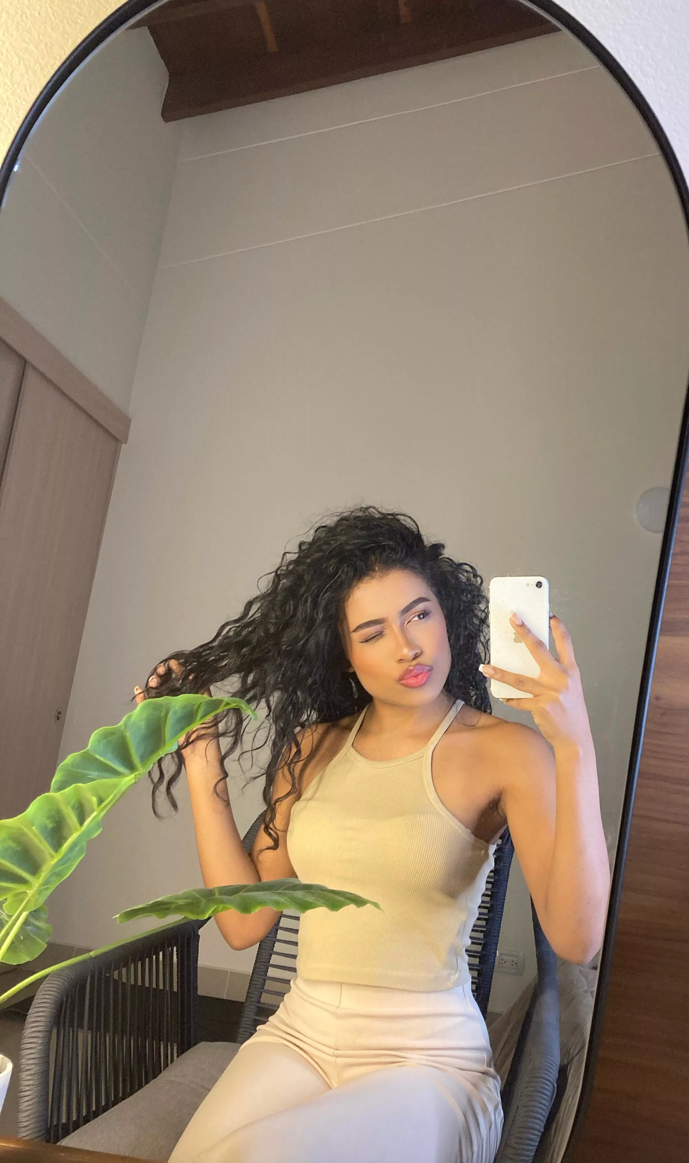 Cute curls and plump kisses posted by auroraelisex