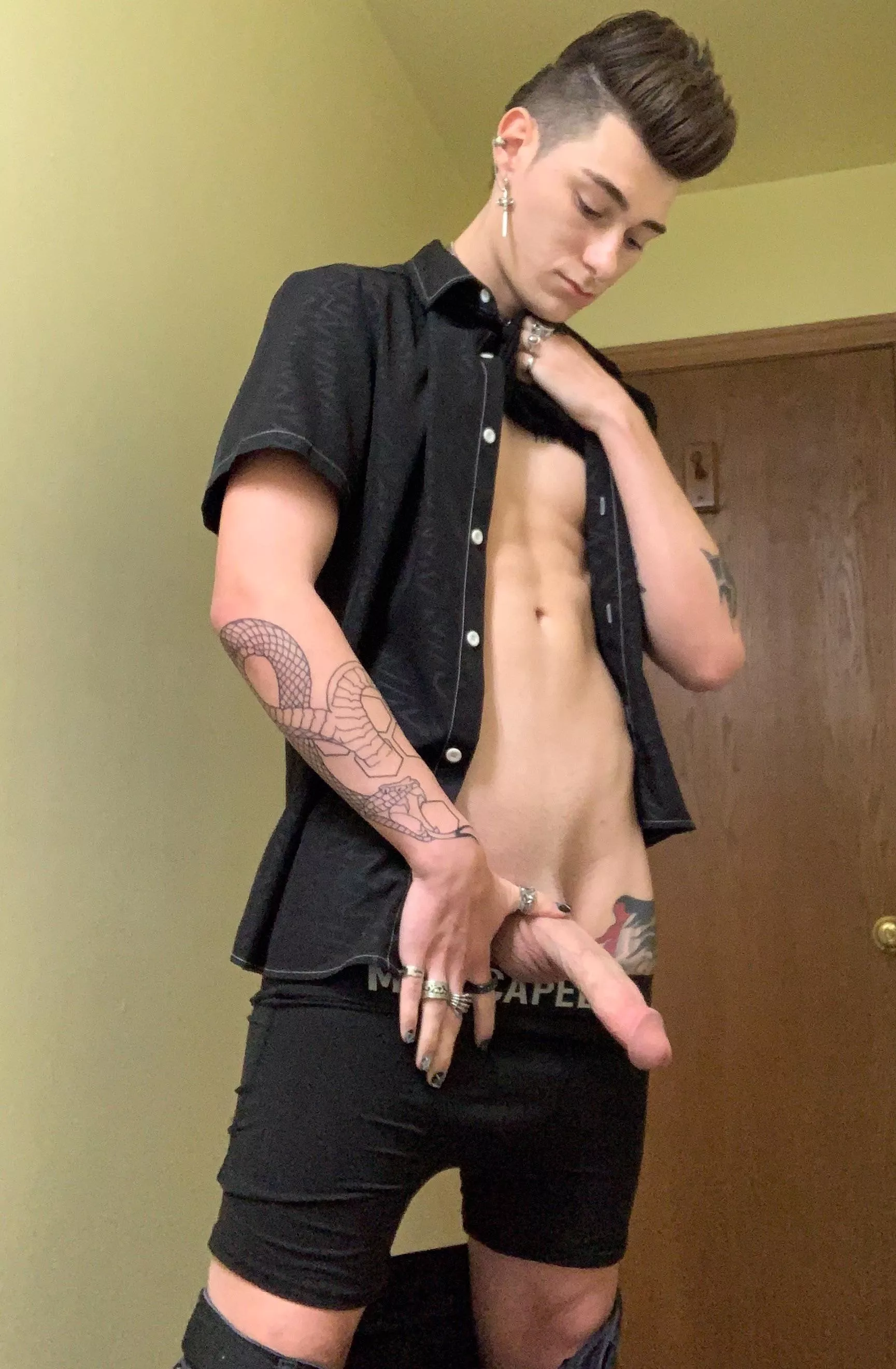 Do you like hung goth guys? posted by PaytonTallSlim
