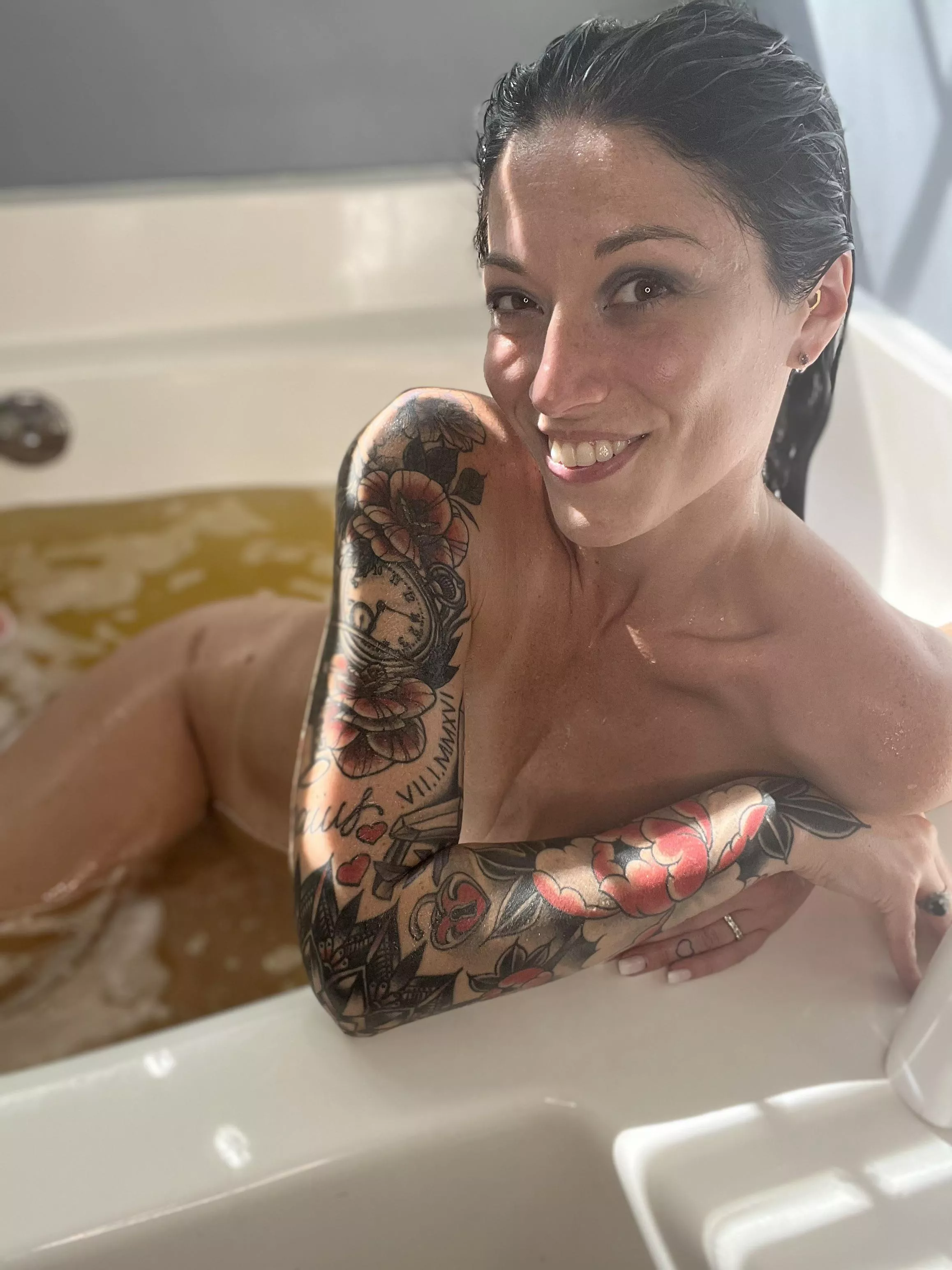 I can’t help but smile in this relaxing tub posted by Athomewithember