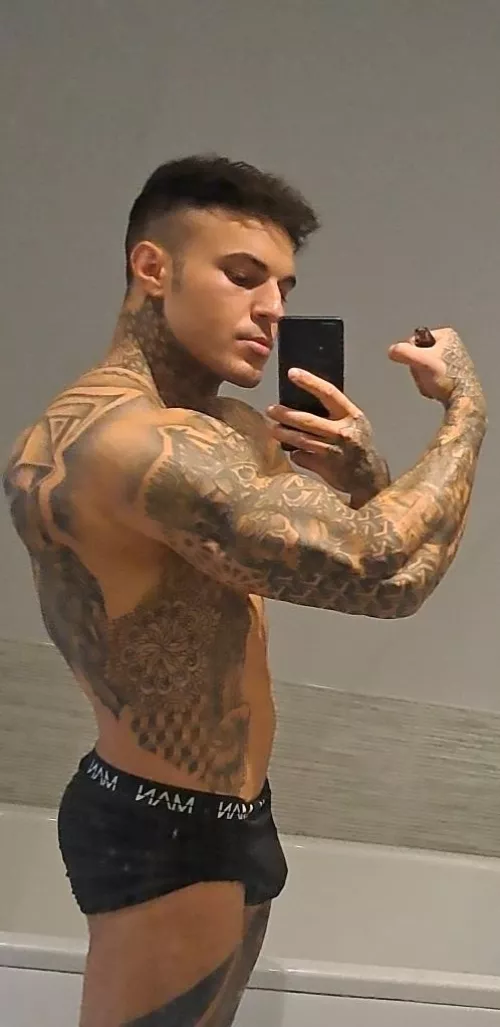 I love to flex ;) by bahamianDowel769