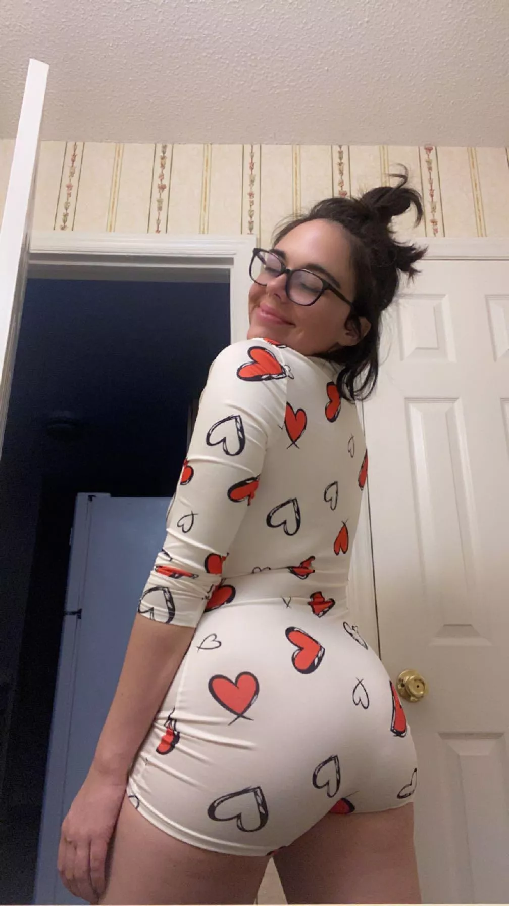 itty bitty waist big booty pretty in the face YEEYEE (30 f) posted by bangbangreign21