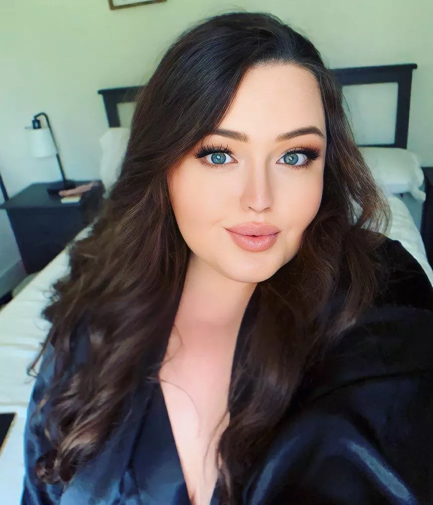 Morning glow posted by Plus_sizebabes