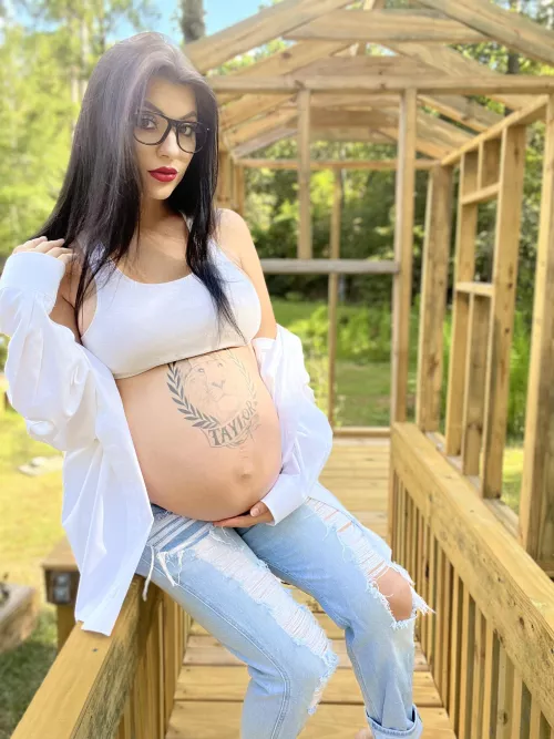 Pregnant and pampered by Loveme_hateme06