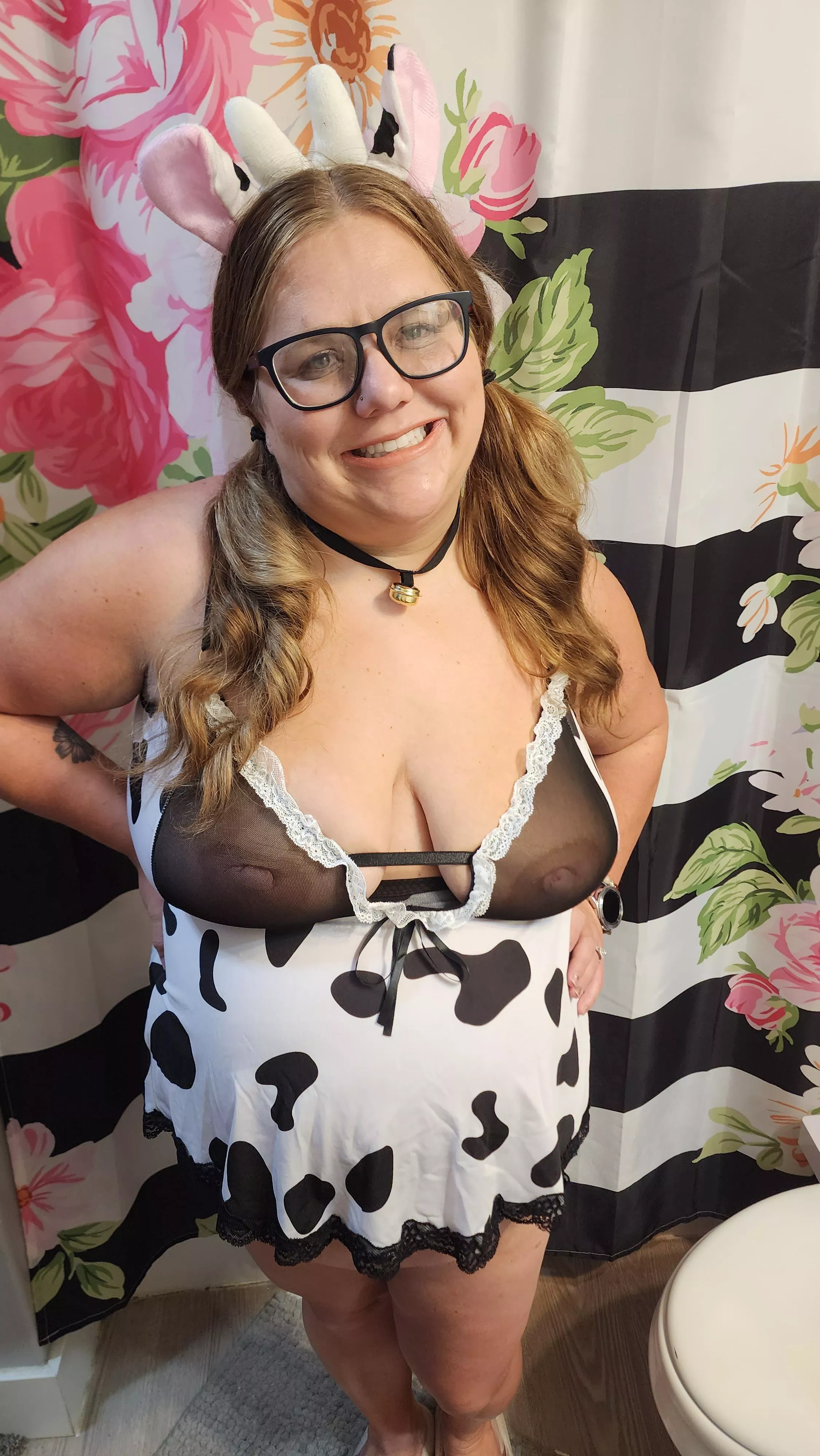 This cows udders are a 24 hours milk station. 🥛 🐄 posted by MandyBunz1015