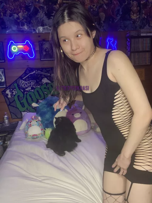 What's your thoughts on all natural, quirky, nerdy women? [F] by tiedyedkrasi