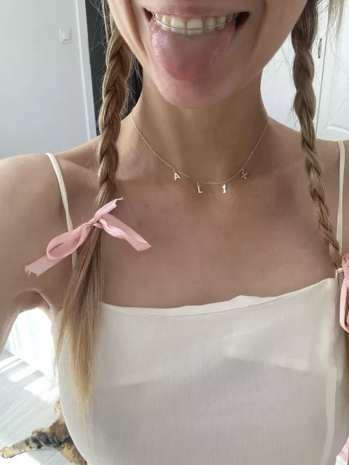 Happy with my new necklace :3 by pinkoverload