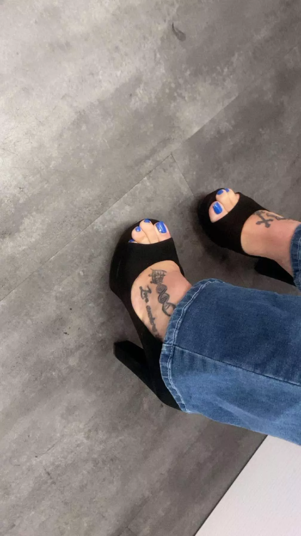 Hello heelssss👠 posted by Charming_Amphibian29