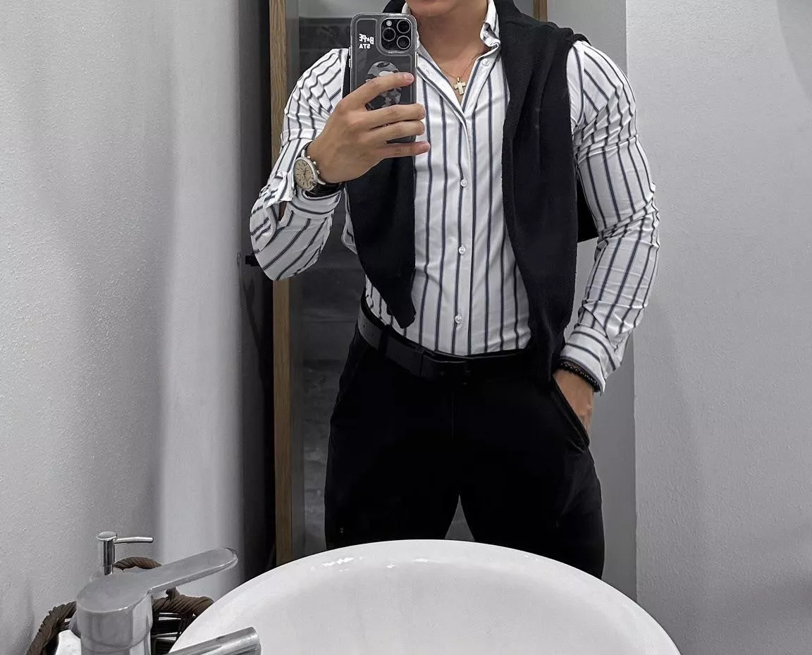 I love it when my partner sends me these photos. Tight shirts are sexy, aren't they? posted by Ok_Head2357